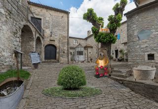 Mystery Medieval Village - Screenshot 1